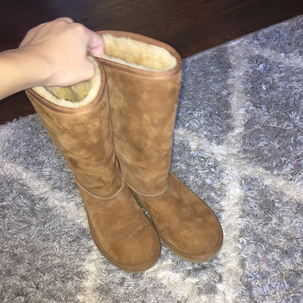 UGGS - Picture 3 of 5